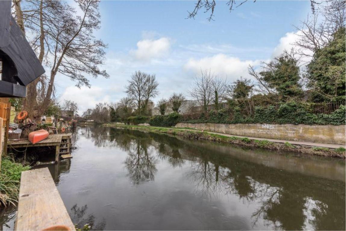 2 bed property in Elgar Road, Reading
